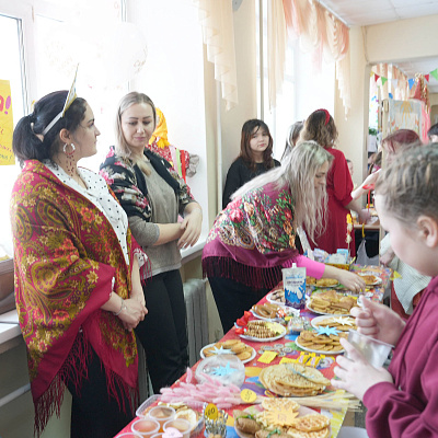 В школе №16 прошла благотворительная ярмарка «Весну встречаем — зиму провожаем»