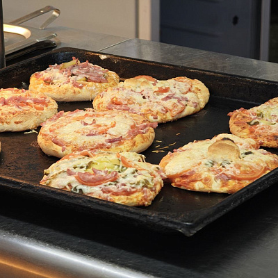 В школе № 67 прошёл увлекательный мастер-класс по приготовлению пиццы!