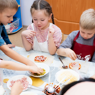 В детском саду №129/1 прошёл увлекательный мастер-класс по приготовлению пиццы 
