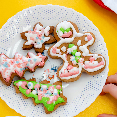 В детском саду №129/1 в младшей группе «Звёздочки» прошёл настоящий волшебный мастер-класс по росписи новогодних пряников