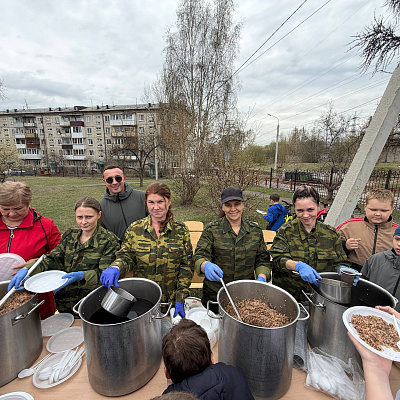 В МБОУ СОШ №5 на празднике «Дорогами Победы» одной из самых любимых площадок стала полевая кухня.