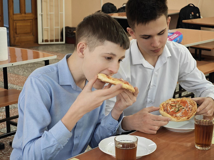 В школе № 67 прошёл увлекательный мастер-класс по приготовлению пиццы!