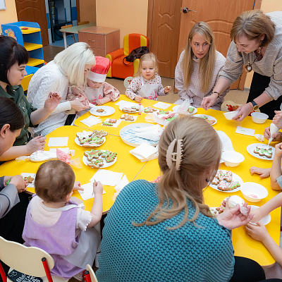 В детском саду №129/1 в младшей группе «Звёздочки» прошёл настоящий волшебный мастер-класс по росписи новогодних пряников