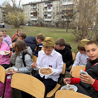 В МБОУ СОШ №5 на празднике «Дорогами Победы» одной из самых любимых площадок стала полевая кухня.
