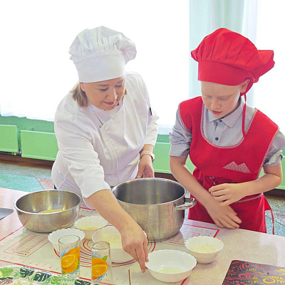 Мастер-класс по лепке пельменей в школе №35.