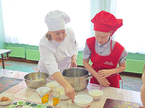 Мастер-класс по лепке пельменей в школе №35.