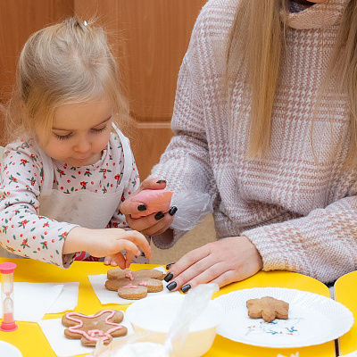 В детском саду №129/1 в младшей группе «Звёздочки» прошёл настоящий волшебный мастер-класс по росписи новогодних пряников
