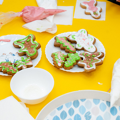 В детском саду №129/1 в младшей группе «Звёздочки» прошёл настоящий волшебный мастер-класс по росписи новогодних пряников