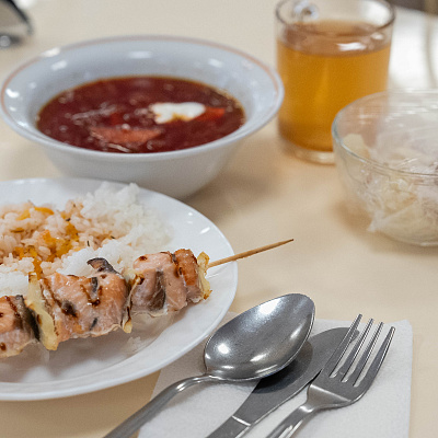 Питание в  столовой СОШ N 64