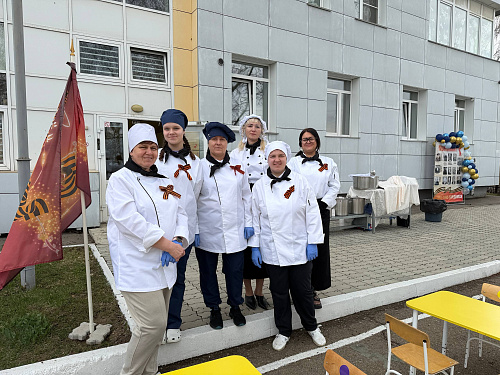 Праздничный парад в честь Дня Победы для малышей детского сада 77.