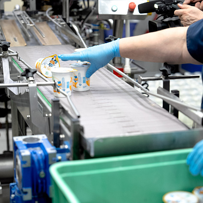 «Комбинат питания» Иркутска ежедневно производит детскую молочную продукцию для льготных категорий детей. 