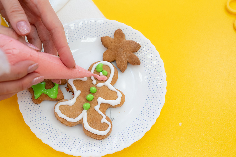 В детском саду №129/1 в младшей группе «Звёздочки» прошёл настоящий волшебный мастер-класс по росписи новогодних пряников