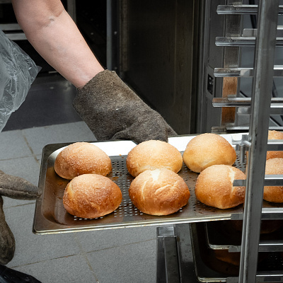 АО «Комбинат питания» увеличивает производство собственной выпечки для школ Иркутска.