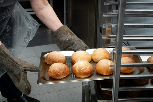АО «Комбинат питания» увеличивает производство собственной выпечки для школ Иркутска.