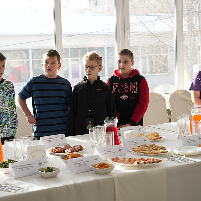 Дегустацию нового школьного меню провели для родителей и учеников в Иркутске.