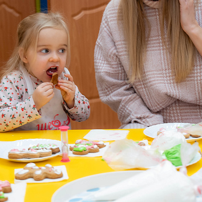 В детском саду №129/1 в младшей группе «Звёздочки» прошёл настоящий волшебный мастер-класс по росписи новогодних пряников