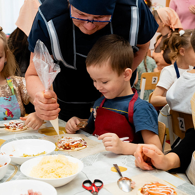 В детском саду №129/1 прошёл увлекательный мастер-класс по приготовлению пиццы 