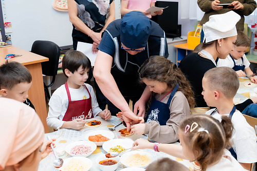 В детском саду №129/1 прошёл увлекательный мастер-класс по приготовлению пиццы 