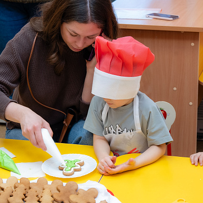 В детском саду №129/1 в младшей группе «Звёздочки» прошёл настоящий волшебный мастер-класс по росписи новогодних пряников