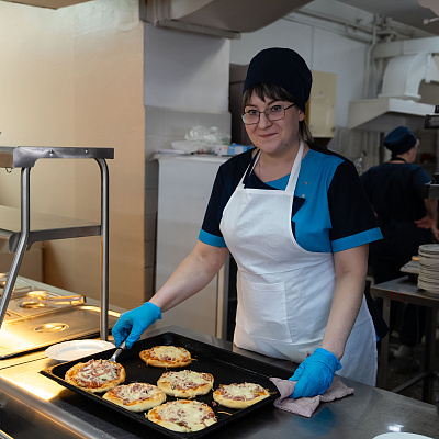 В школе № 67 прошёл увлекательный мастер-класс по приготовлению пиццы!