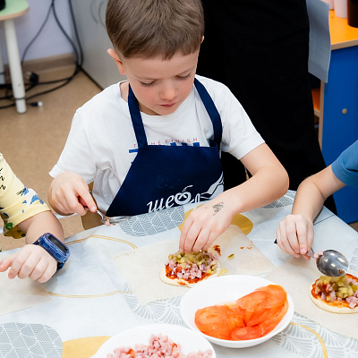 В детском саду №129/1 прошёл увлекательный мастер-класс по приготовлению пиццы 