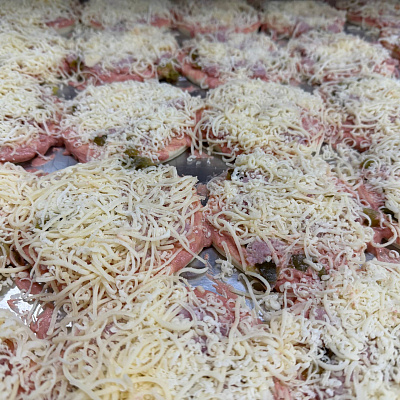 Новинка — пицца с ветчиной и сыром